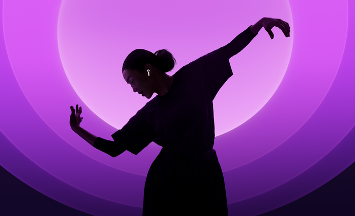 Una persona che balla con indosso gli AirPods 5 su uno sfondo multicolore