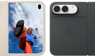 Un iPhone Duo color bianco stellare, in una custodia in silicone color sabbia, posizione orizzontale, completamente aperto, si nota la doppia fotocamera Dual Fusion in alto a sinistra, la custodia copre la parte posteriore e i bordi del display frontale, sul lato destro si nota il display esterno con l’immagine di una persona Un iPhone Duo color bianco stellare in una custodia Folio blu marino appoggiato sul supporto, completamente aperto in orizzontale, sulla parte posteriore si notano la doppia fotocamera posteriore Fusion da 48MP, due obiettivi