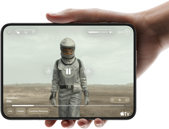 iPhone Duo, tenuto con una mano in orizzontale, completamente aperto; il display interno mostra la serie “Silo” di Apple TV