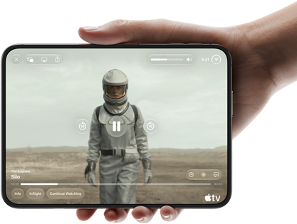 iPhone Duo, tenuto con una mano in orizzontale, completamente aperto; il display interno mostra la serie “Silo” di Apple TV
