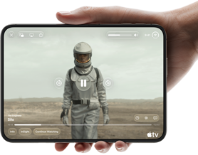 iPhone Duo, tenuto con una mano in orizzontale, completamente aperto; il display interno mostra la serie “Silo” di Apple TV