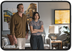 iPhone Duo aperto in orizzontale, sul display c’è una scena della serie “Shrinking” di Apple TV