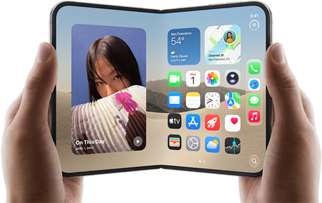Due mani che tengono due iPhone Duo color bianco stellare in posizione orizzontale; lo schermo interno mostra le foto a sinistra e le app a destra
