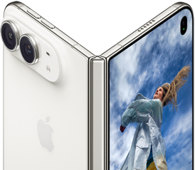 Un iPhone Duo parzialmente aperto in verticale, come un libro, sul pannello posteriore esterno a sinistra si nota il logo Apple e la doppia fotocamera, il display esterno a destra mostra la foto di una persona con i capelli biondi