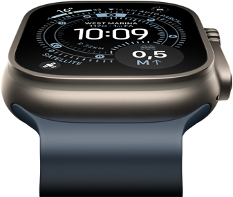Apple Watch Ultra 3 inclinato in avanti, cassa in titanio naturale, bussola sul quadrante Orienteering, cinturino Ocean blu salmastro