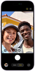iPhone 17 mostrato di fronte, funzione Inquadratura automatica per le foto