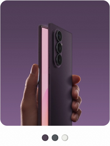 Persona tiene in mano il nuovo Galaxy Z Fold8 Ultra nella colorazione Violet Shadow.