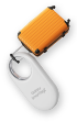 Galaxy SmartTag2 attaccato a una valigia arancione.